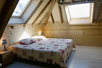 Chalet Milliat - slaapkamer met schuine dakramen en 2-persoonsbed
